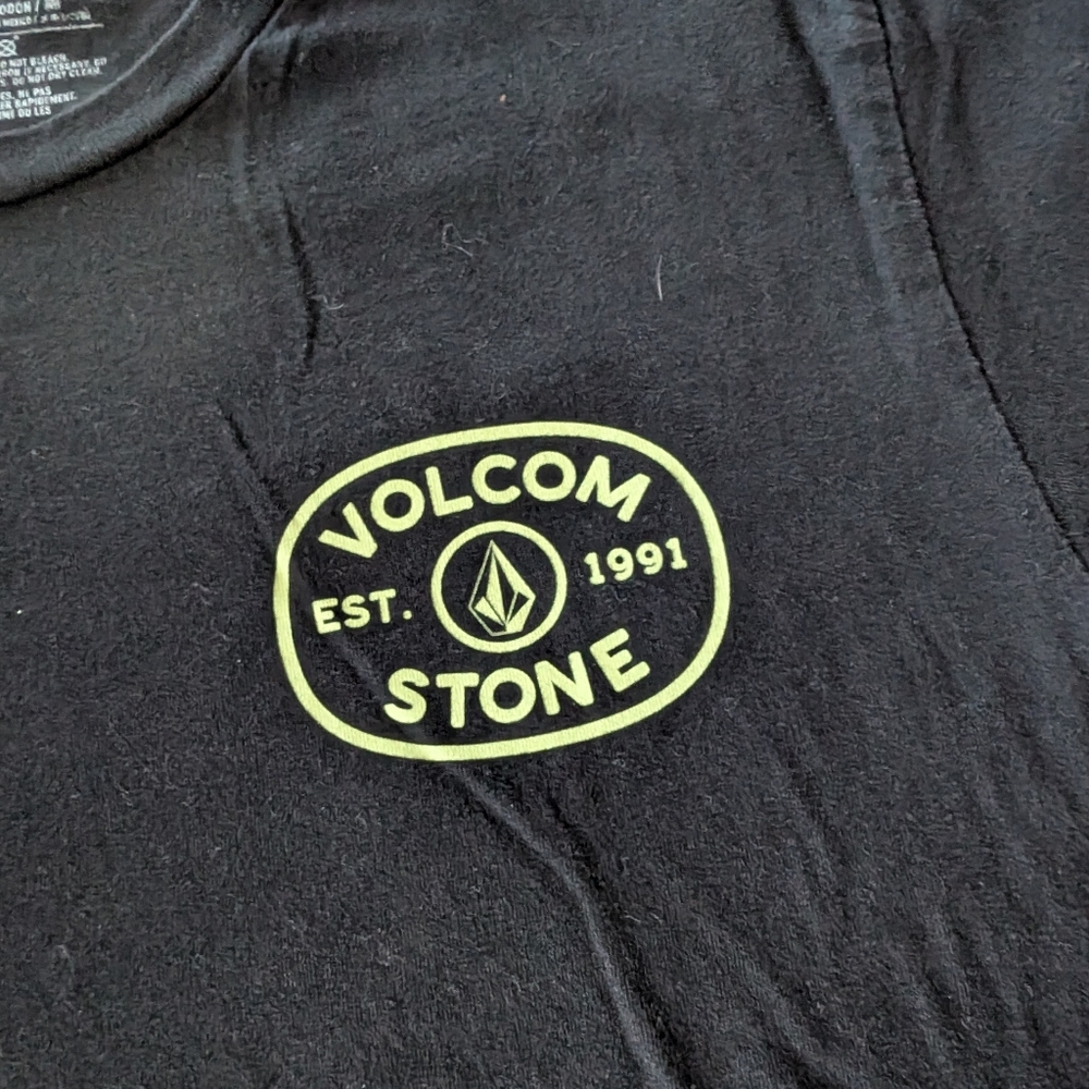 Volcom Stone Sz Small ‎ Black Tee with Purple Logo